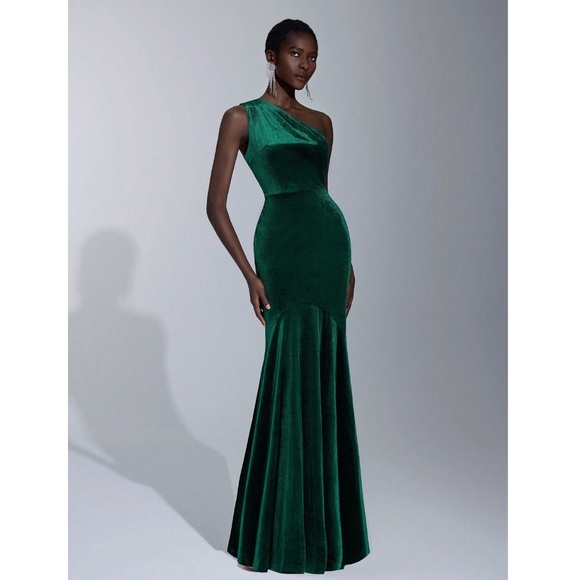 One Shoulder Green Velvet Mermaid Maxi Dress - Picture 8 of 14